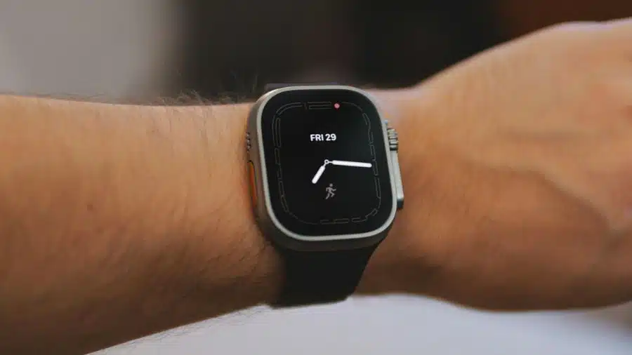 homem conferindo a tela do seu smartwatch