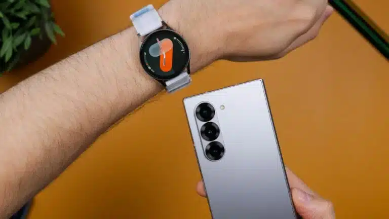 homem configurando tela do smartwatch com app do smartphone