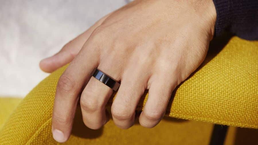 homem usndo bonito smart ring prateado escuro no dedo