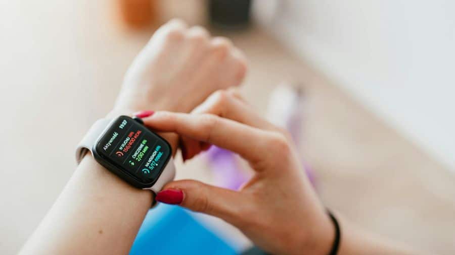 mulher visualizando a tela do smartwatch em seu pulso