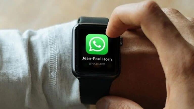 homem verificando notificação de whatsapp pelo seu smartwatch