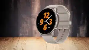 Smartwatch Amazfit GTR 2 com display elegante e pulseira cinza, exibido sobre superfície de madeira com fundo desfocado