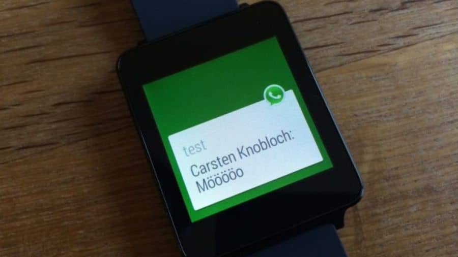 tela de smartwatch com notificação de whatsapp recebida