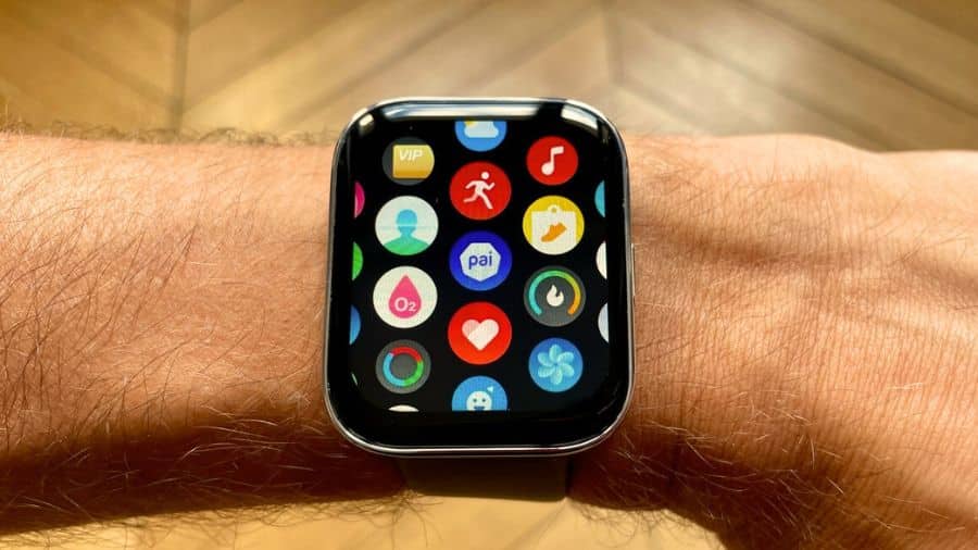 Tela do smartwatch Amazfit Bip 5 exibindo aplicativos em formato circular, com o relógio no pulso