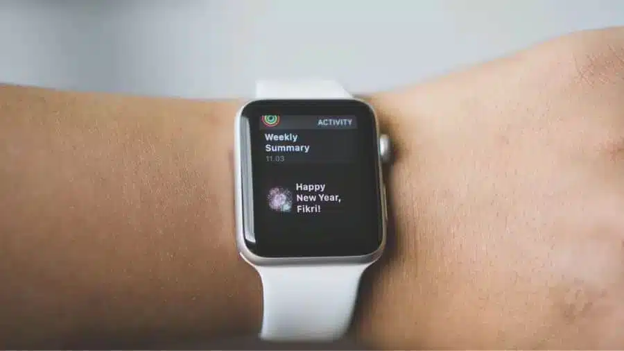 Smartwatch branco exibindo uma notificação na tela, destacando recursos de conectividade