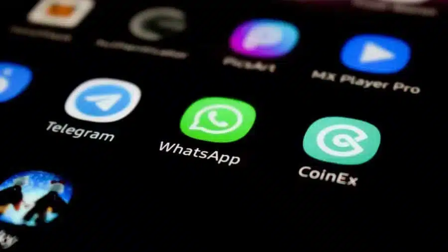Tela de smartphone exibindo o ícone do WhatsApp ao lado de outros aplicativos de mensagens