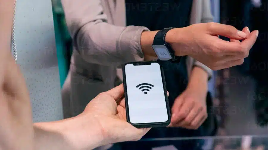 Pagamento por aproximação com smartwatch usando tecnologia NFC em ambiente comercial moderno