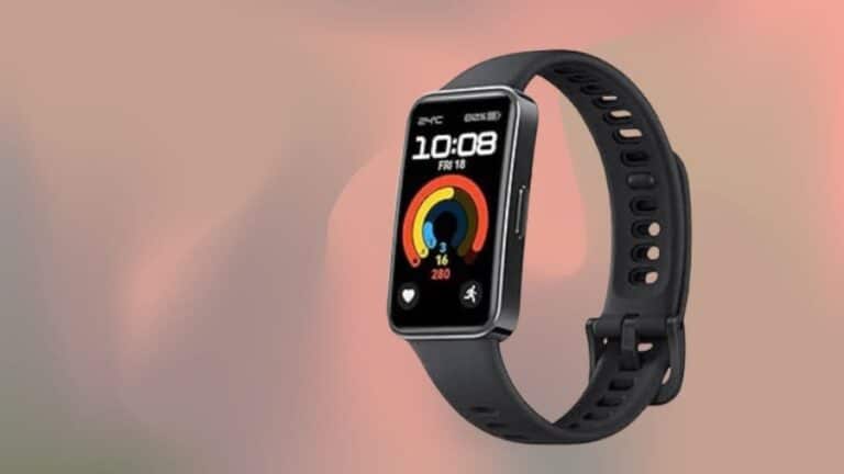 Smartband Huawei com pulseira preta e tela colorida exibindo dados de atividade, usada como imagem destacada do artigo