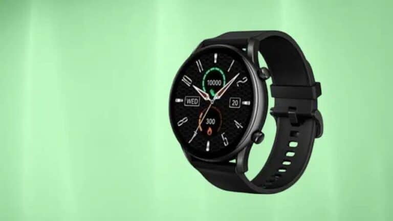 smartwatch com GPS sobre um fundo verde claro