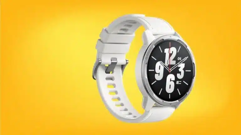 smartwatch xiaomi sobre um bonito fundo amarelo forte