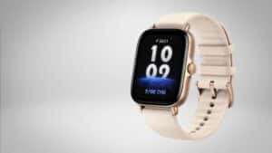 Smartwatch Amazfit GTS 4 Mini na cor dourada com pulseira bege em fundo neutro claro