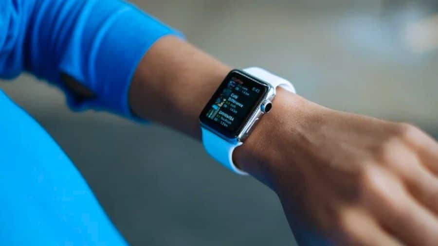 Smartwatch com recursos inteligentes exibindo dados de saúde no pulso de uma pessoa