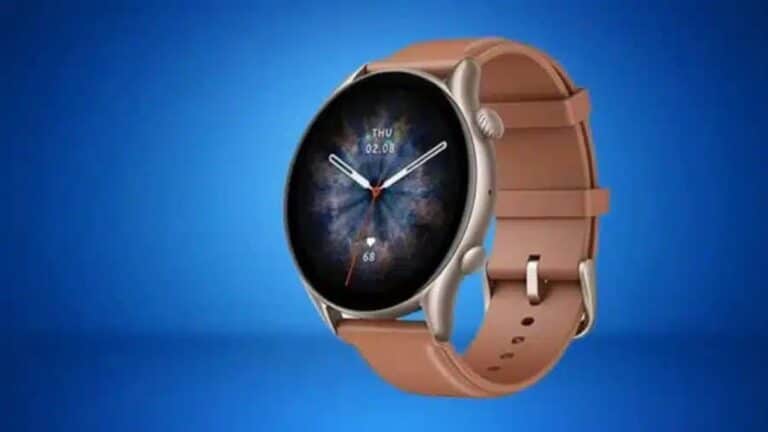bonito smartwatch pulseira couro marrom claro sobre fundo azul