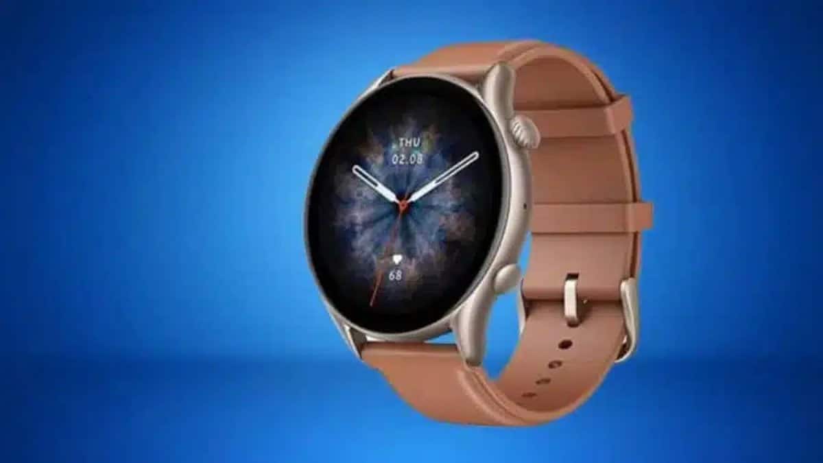 bonito smartwatch pulseira couro marrom claro sobre fundo azul
