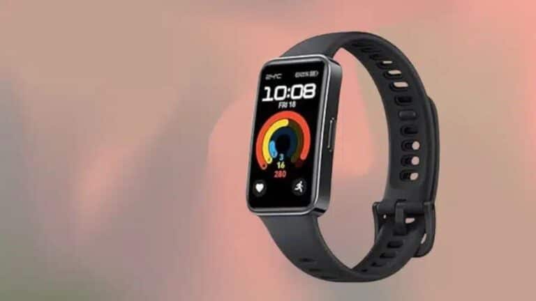 Smartband Huawei com pulseira preta e tela colorida exibindo dados de atividade, usada como imagem destacada do artigo