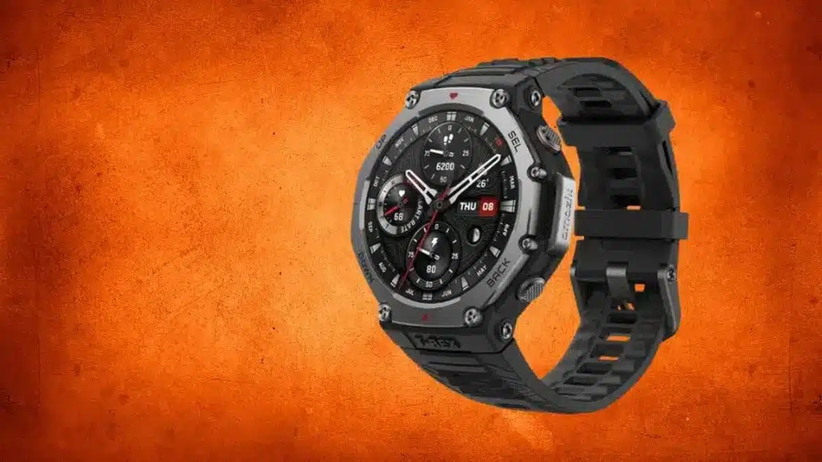 Smartwatch Amazfit resistente com pulseira preta exibido em fundo laranja, usado como imagem destacada do artigo.