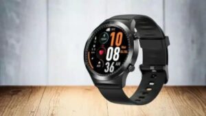 Smartwatch preto com tela colorida exibindo dados de saúde e hora, usado como imagem destacada do artigo