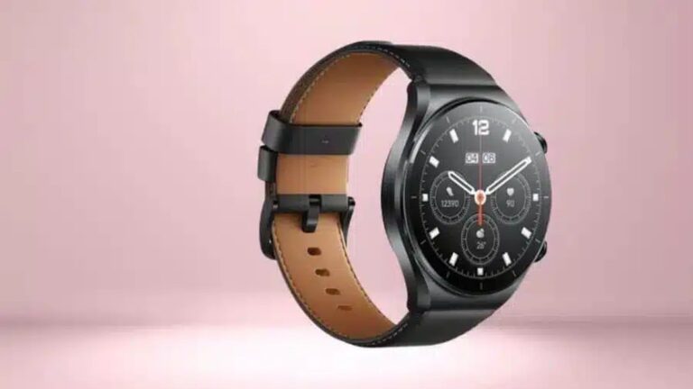 smartwatch para chamadas sobre um bonito fundo avermelhado