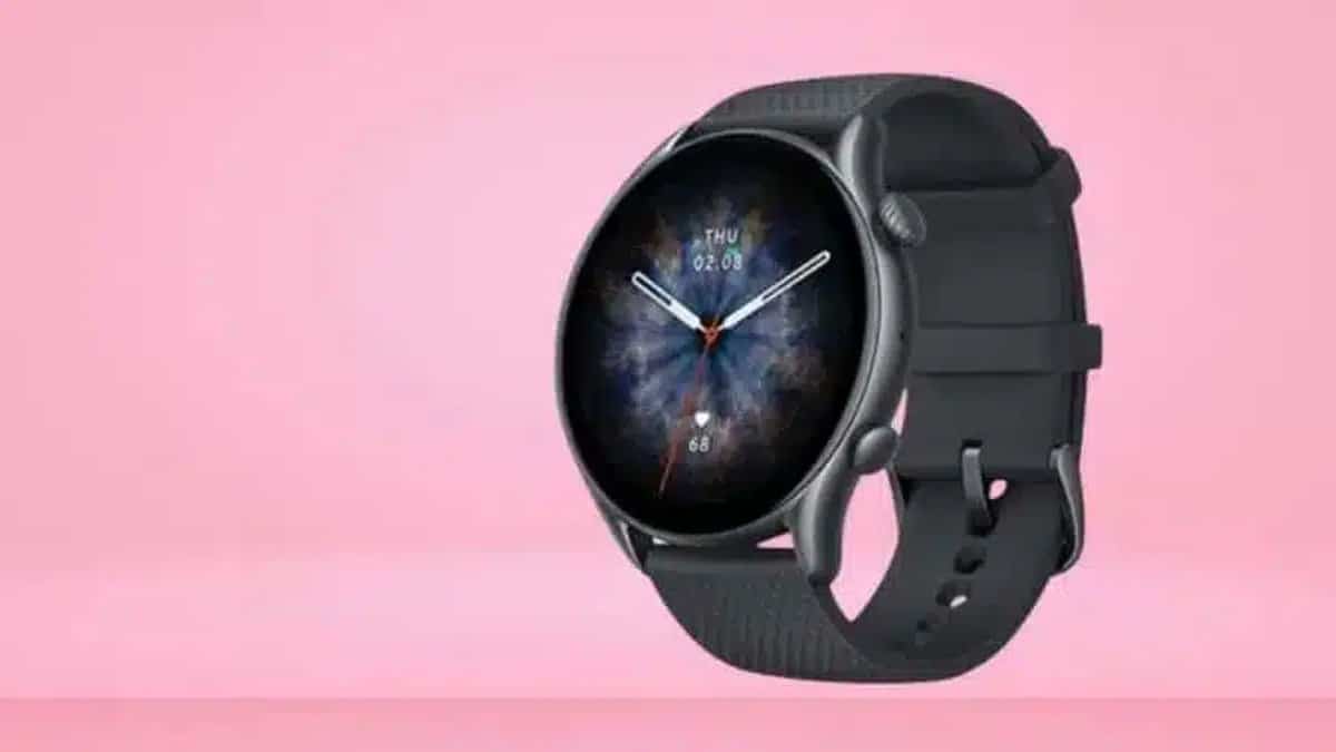 smartwatch com wifi da cor preta sobre um fundo rosa forte