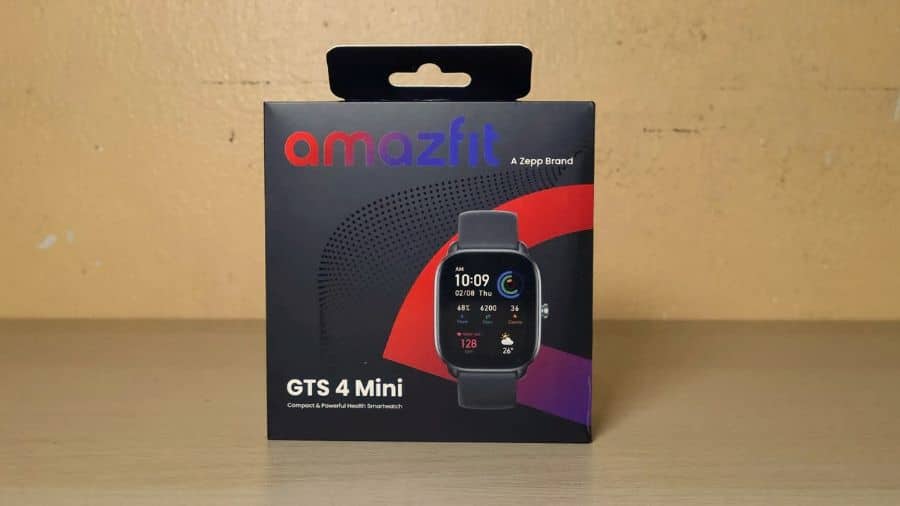 Embalagem do smartwatch Amazfit GTS 4 Mini posicionada sobre o chão, com destaque para o nome do produto