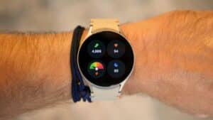 Smartwatch Galaxy Watch 7 exibindo funções inteligentes em tela no pulso de uma pessoa, usada como imagem destacada do artigo