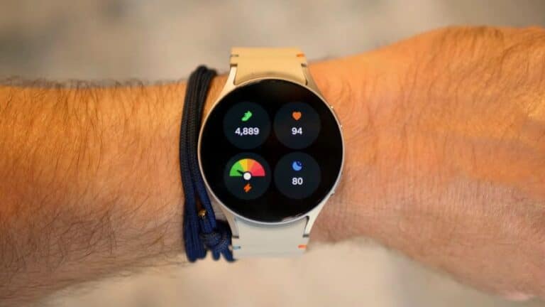 Smartwatch Galaxy Watch 7 exibindo funções inteligentes em tela no pulso de uma pessoa, usada como imagem destacada do artigo