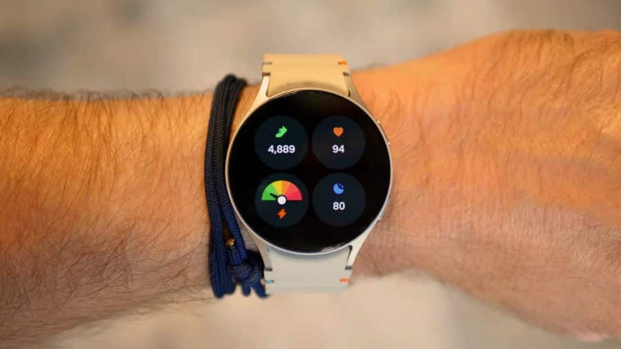 Smartwatch Galaxy Watch 7 exibindo funções inteligentes em tela no pulso de uma pessoa, usada como imagem destacada do artigo