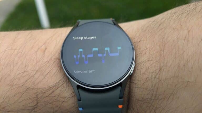 Smartwatch Galaxy Watch 7 exibindo gráfico de estágios do sono no pulso de uma pessoa, usada como imagem destacada do artigo